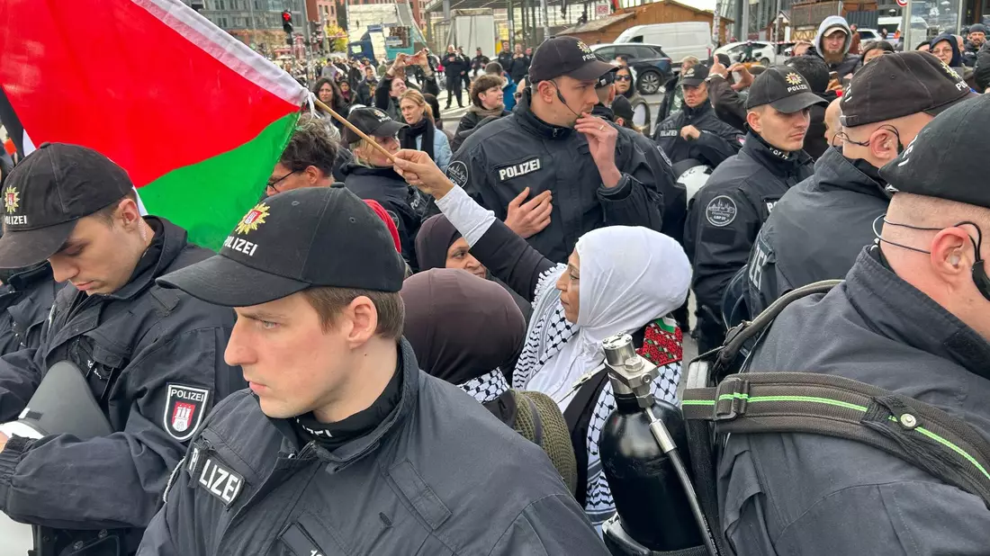 Von 35 pro-palästinensischen Kundgebungen in Berlin seit dem 24. Oktober wurde etwa die Hälfte untersagt - die Berliner Polizei betont aber, es werde jeder Einzelfall geprüft. - Bild: Sven Käuler/dpa