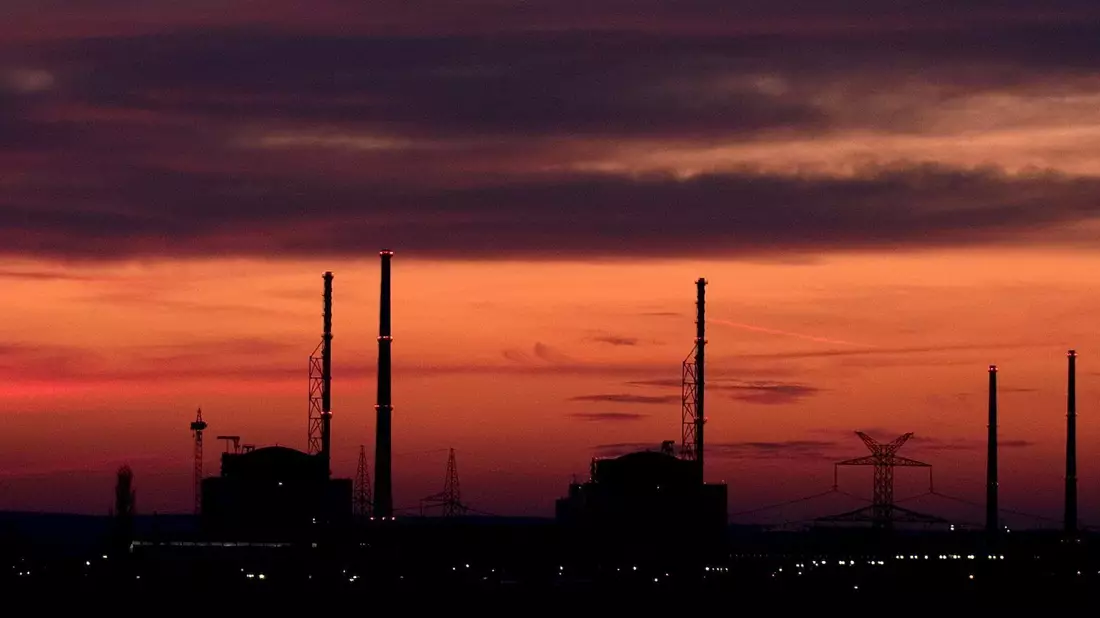 Blick auf das Atomkraftwerk Kosloduj am frühen Morgen. - Bild: epa Vassil Donev/EPA/dpa
