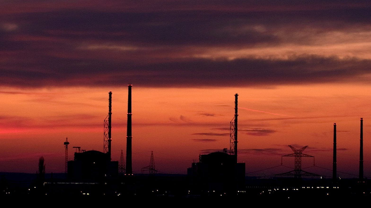 Blick auf das Atomkraftwerk Kosloduj am frühen Morgen. - Foto: epa Vassil Donev/EPA/dpa