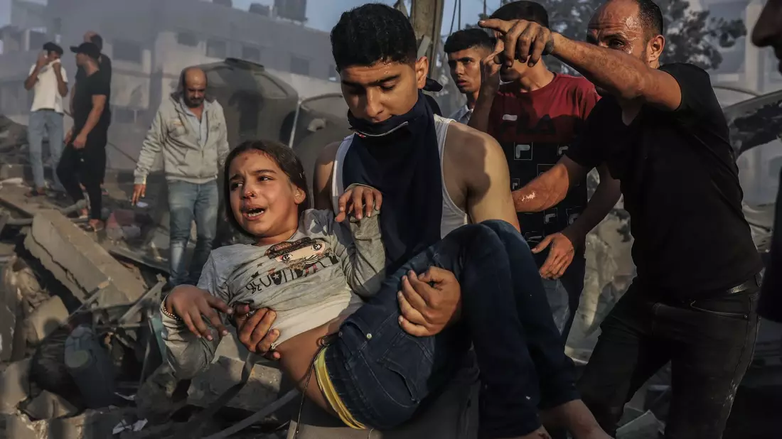 Palästinenser retten ein junges Mädchen aus den Trümmern eines zerstörten Gebäudes nach einem israelischen Luftangriff. - Bild: Mohammed Abu Elsebah/dpa