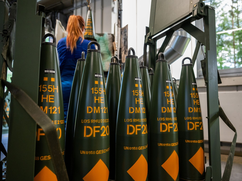 Ein Wegweiser führt zum Gelände der Firma Rheinmetall in Unterlüß: In dem neuen «Werk Niedersachsen» soll Artilleriemunition hergestellt werden. - Foto: Philipp Schulze/dpa