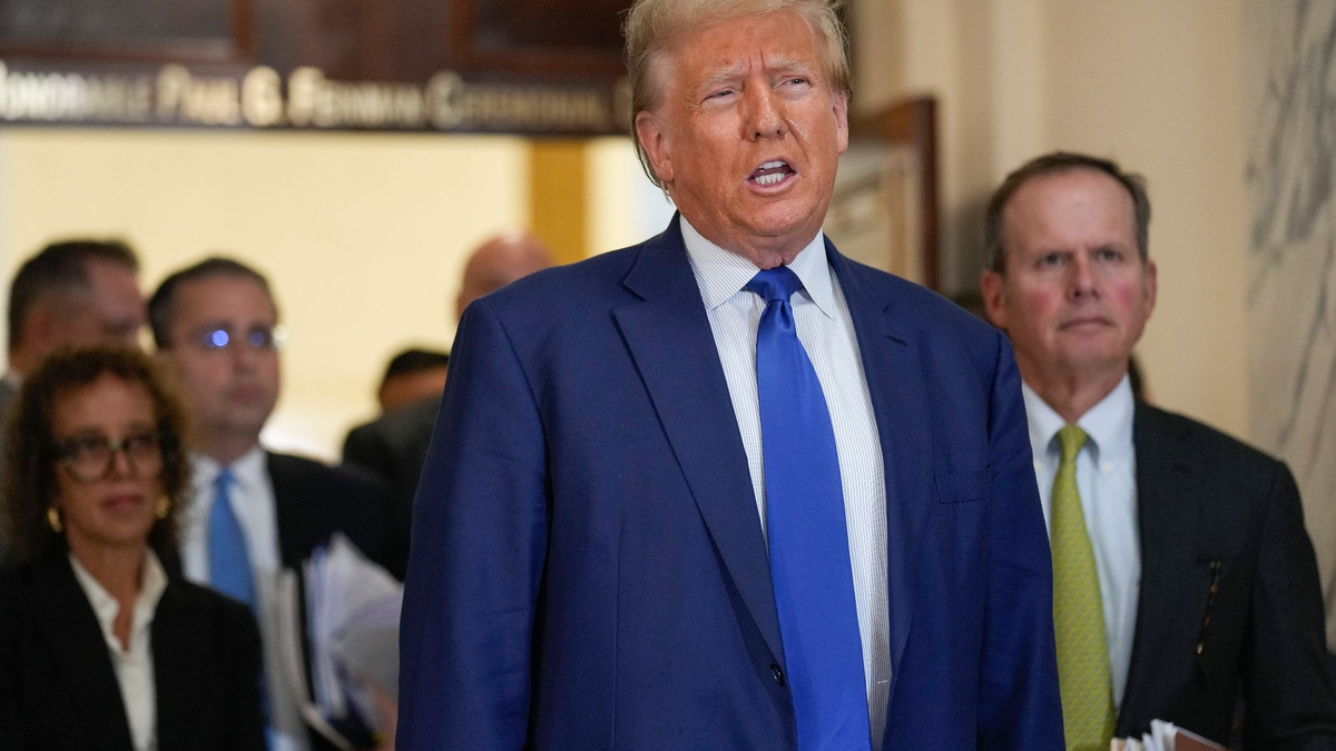 Donald Trump spricht während einer Pause seines Prozesses wegen Wirtschaftsbetrugs am New York Supreme Court. - Foto: Seth Wenig/AP/dpa