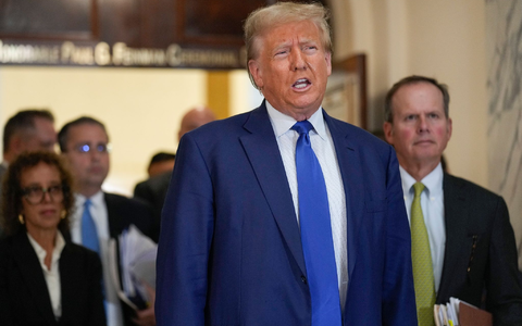 Donald Trump spricht während einer Pause seines Prozesses wegen Wirtschaftsbetrugs am New York Supreme Court. - Foto: Seth Wenig/AP/dpa