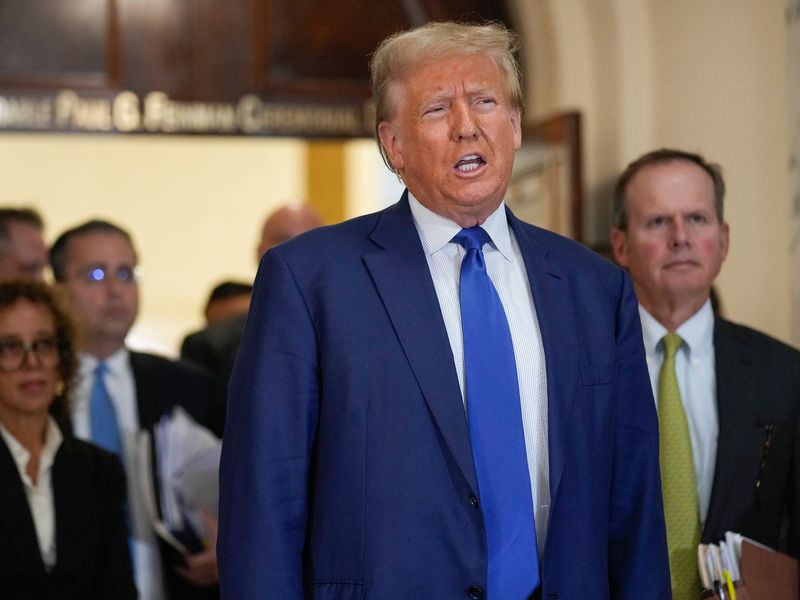 Donald Trump spricht während einer Pause seines Prozesses wegen Wirtschaftsbetrugs am New York Supreme Court. - Foto: Seth Wenig/AP/dpa