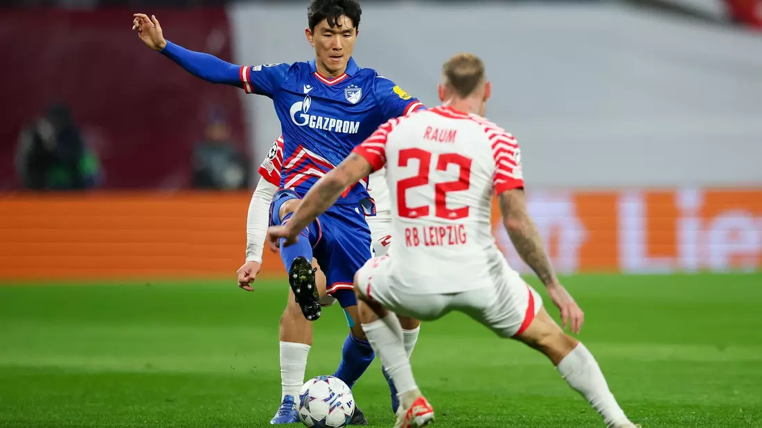 Leipzigs David Raum versucht Belgrads In-beom Hwang den Ball abzuknöpfen. - Bild: Jan Woitas/dpa