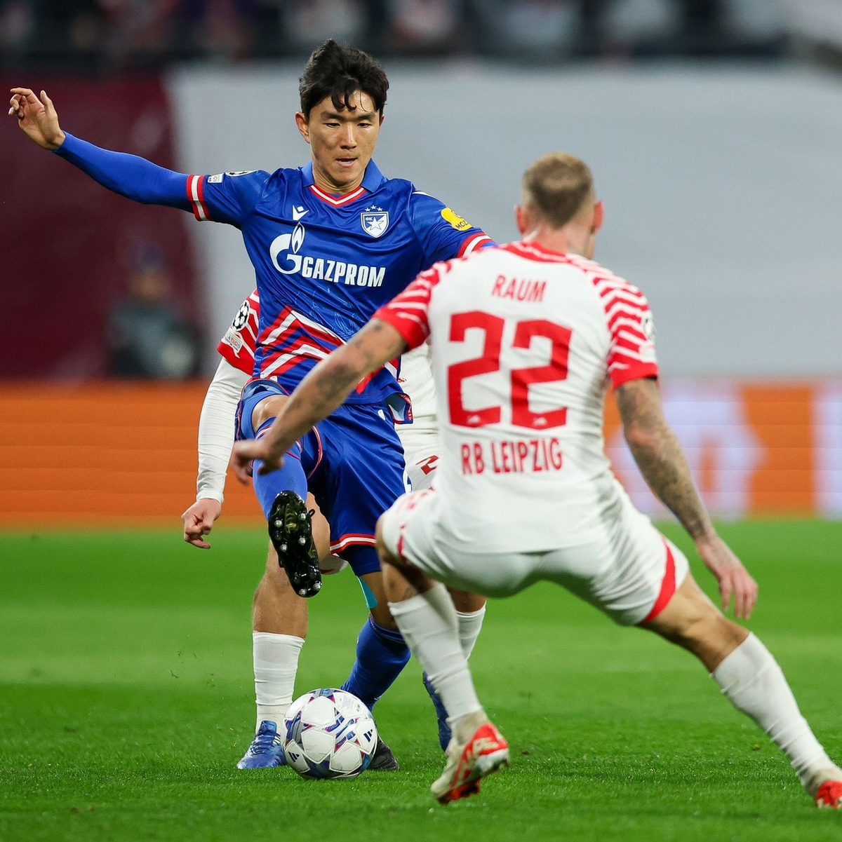 Leipzigs David Raum versucht Belgrads In-beom Hwang den Ball abzuknöpfen. - Foto: Jan Woitas/dpa