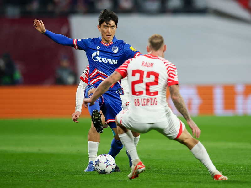 Leipzigs David Raum versucht Belgrads In-beom Hwang den Ball abzuknöpfen. - Foto: Jan Woitas/dpa