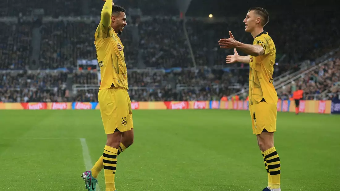 Dank eines Treffers von Felix Nmecha (l) siegte Borussia Dortmund bei Newcastle United. - Bild: Lindsey Parnaby/dpa