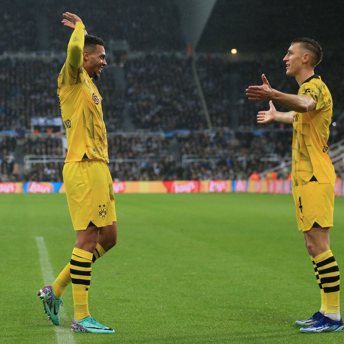 Dank eines Treffers von Felix Nmecha (l) siegte Borussia Dortmund bei Newcastle United. - Foto: Lindsey Parnaby/dpa