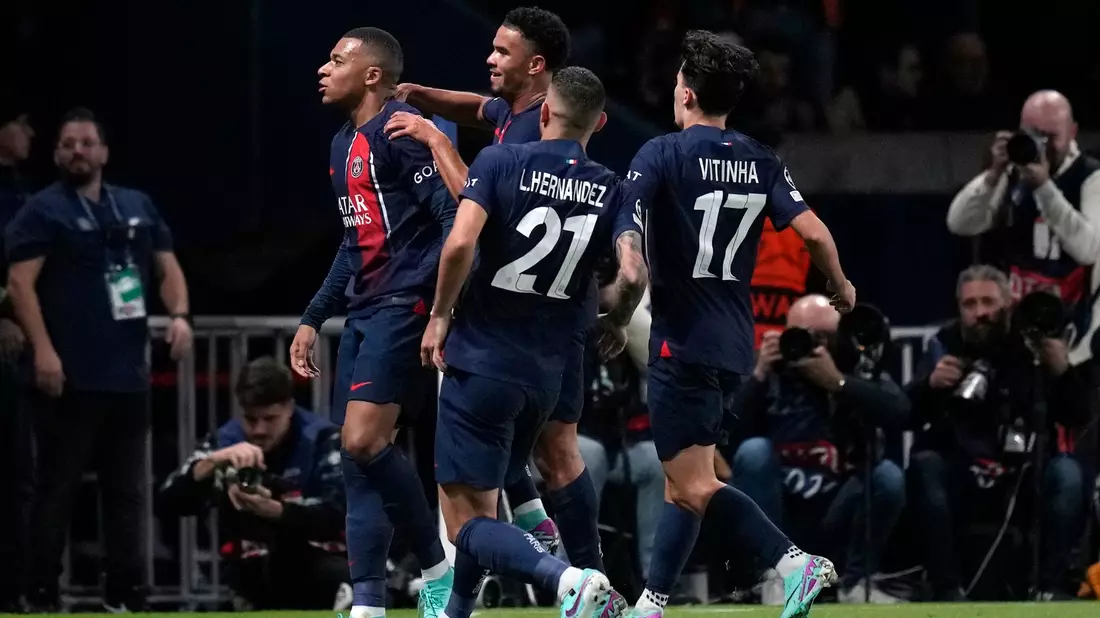 Kylian Mbappé (l) brachte PSG beim Heimsieg gegen den AC Mailand in Führung. - Bild: Thibault Camus/AP/dpa