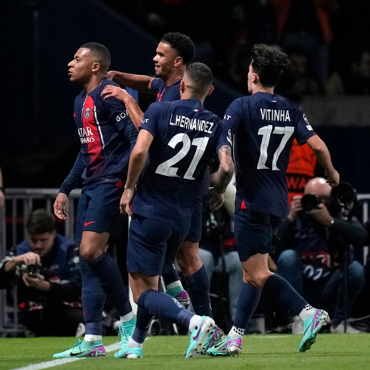 Kylian Mbappé (l) brachte PSG beim Heimsieg gegen den AC Mailand in Führung. - Foto: Thibault Camus/AP/dpa