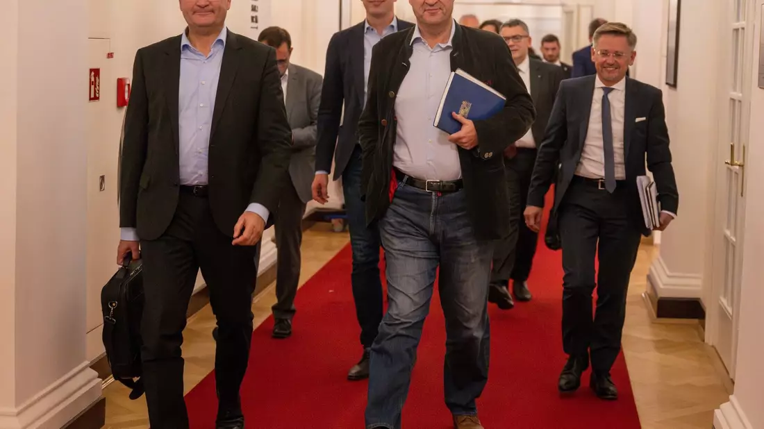 Albert Füracker, Markus Blume, Markus Söder und Tobias Reiß kommen zur Spitzenrunde bei den Koalitionsverhandlungen. - Bild: Peter Kneffel/dpa