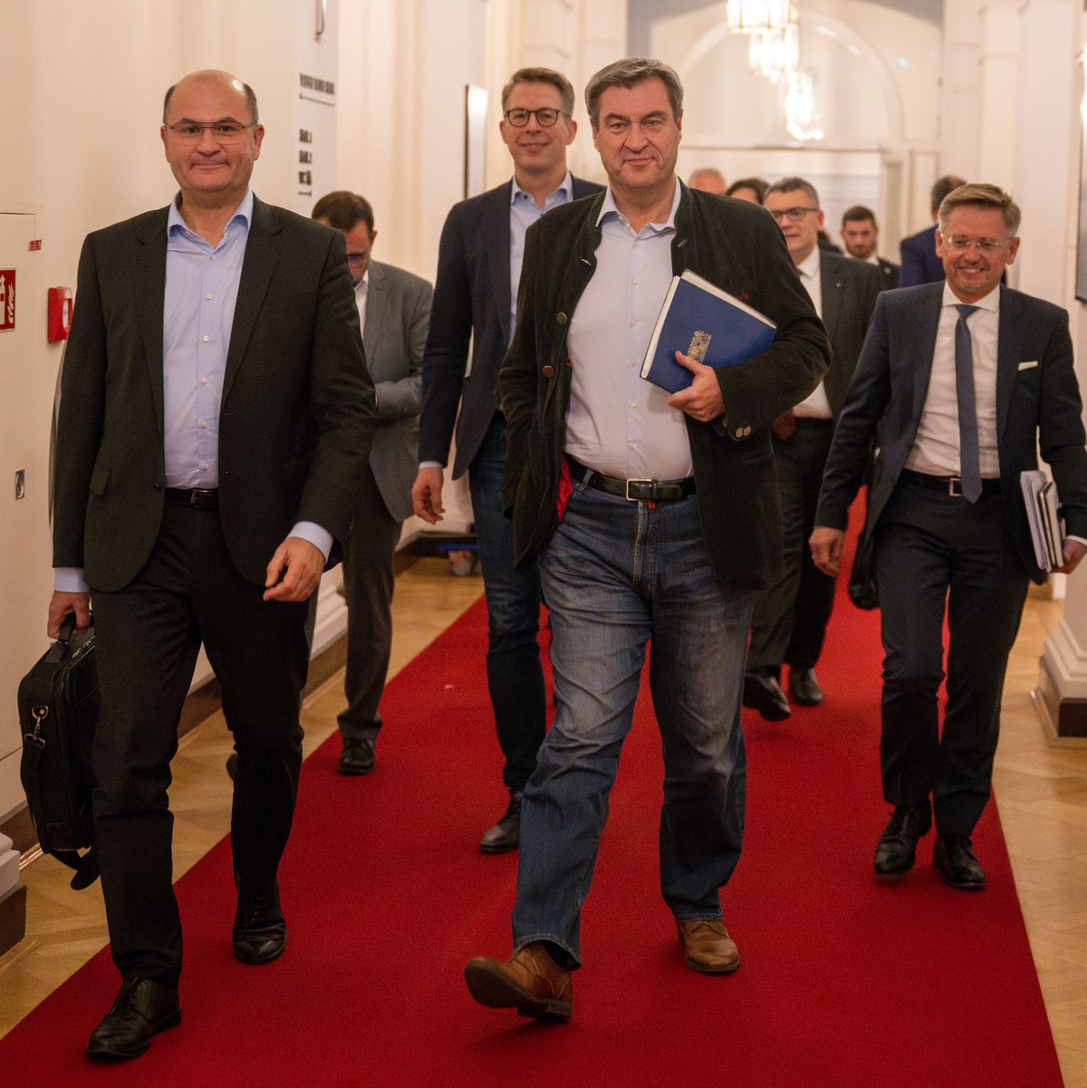 Albert Füracker, Markus Blume, Markus Söder und Tobias Reiß kommen zur Spitzenrunde bei den Koalitionsverhandlungen. - Foto: Peter Kneffel/dpa