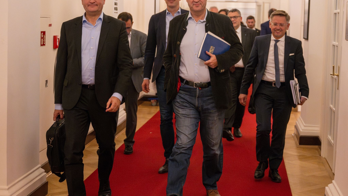 Albert Füracker, Markus Blume, Markus Söder und Tobias Reiß kommen zur Spitzenrunde bei den Koalitionsverhandlungen. - Foto: Peter Kneffel/dpa