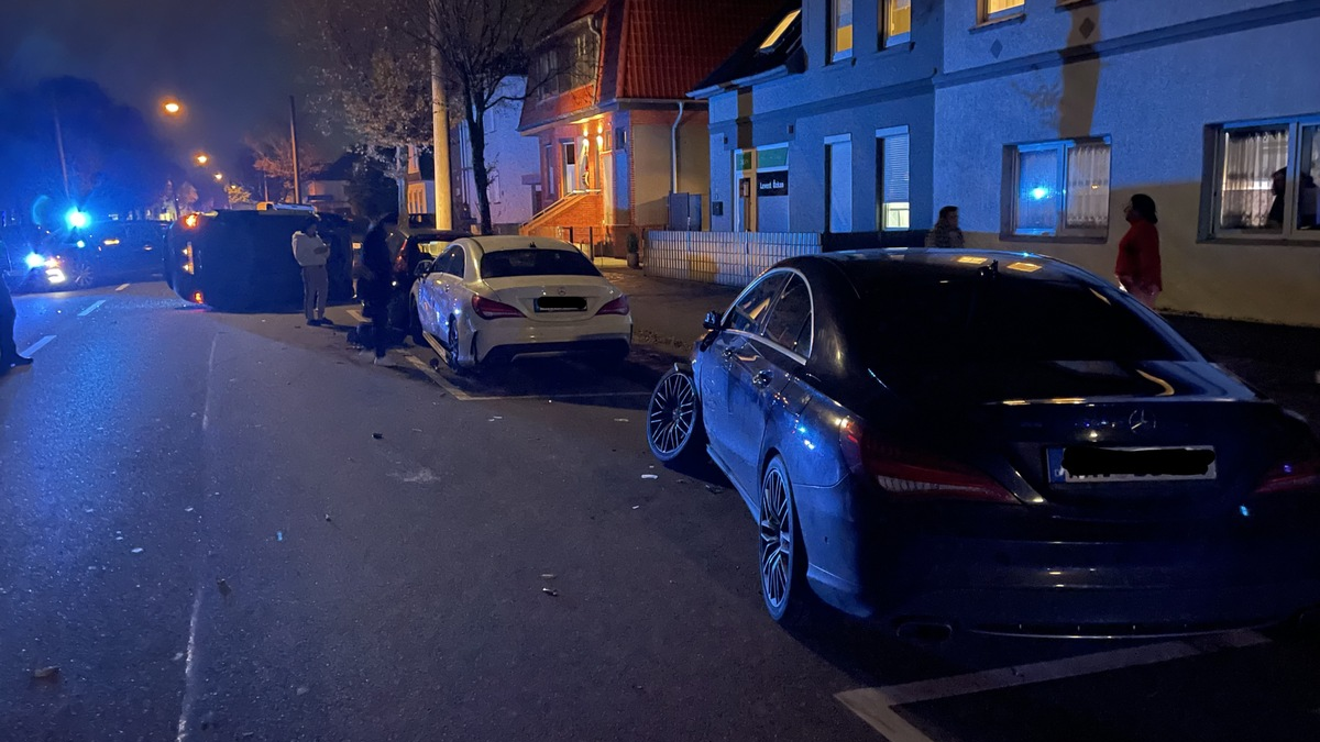 POL-WHV: 17-Jähriger fährt mit Pkw gegen drei parkende Pkw und verursacht hohen Sachschaden - Foto: presseportal.de