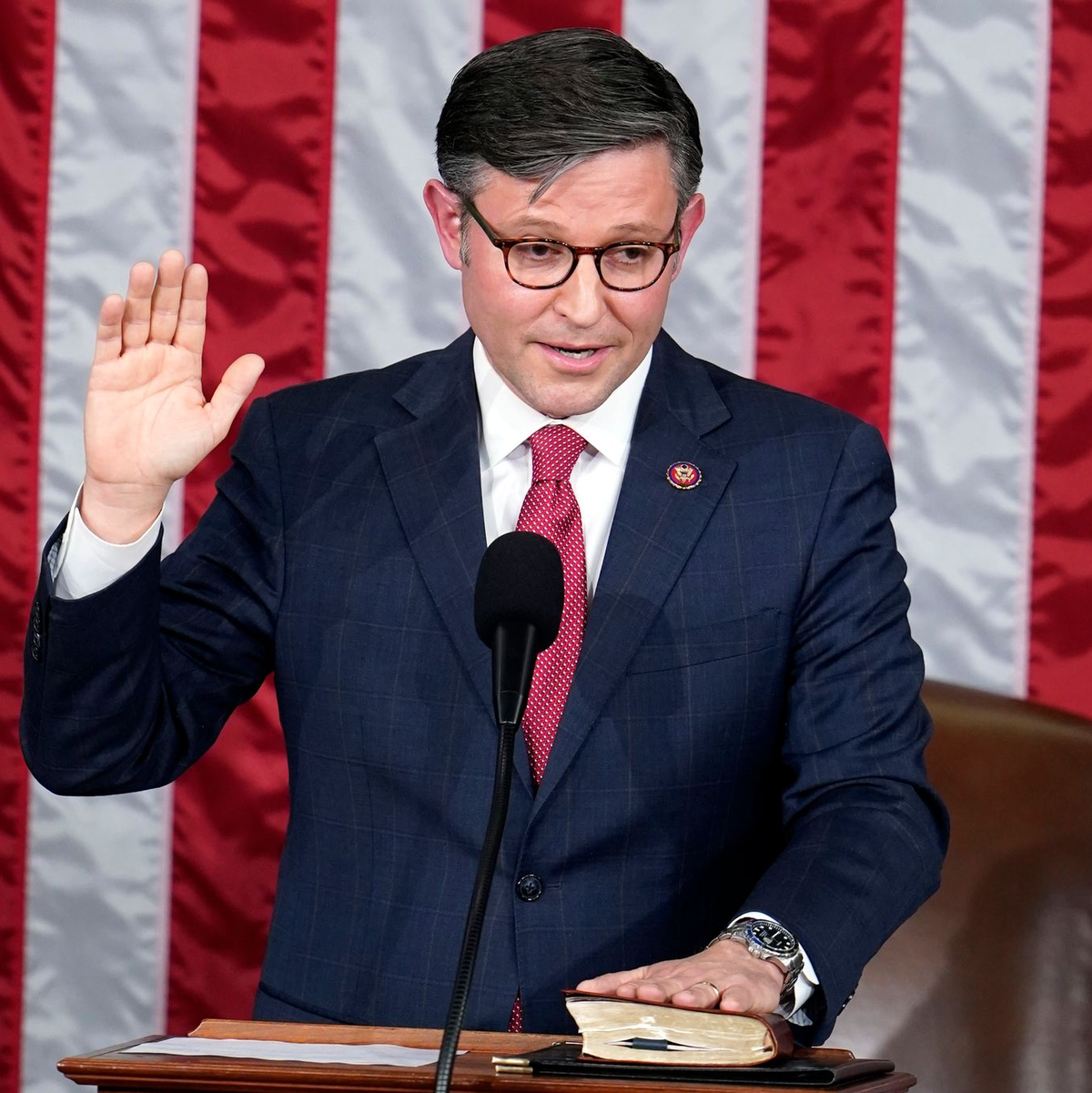 Mike Johnson wird als Vorsitzender des US-Repräsentantenhauses vereidigt. - Foto: Alex Brandon/AP/dpa