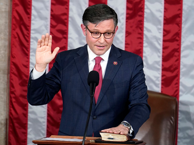 Mike Johnson wird als Vorsitzender des US-Repräsentantenhauses vereidigt. - Foto: Alex Brandon/AP/dpa