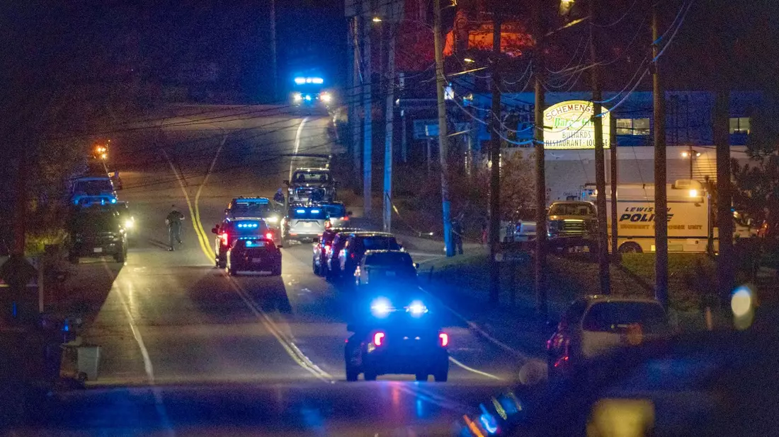 Die Polizei rückt in Lewiston, Maine, an. - Bild: Robert F. Bukaty/AP/dpa