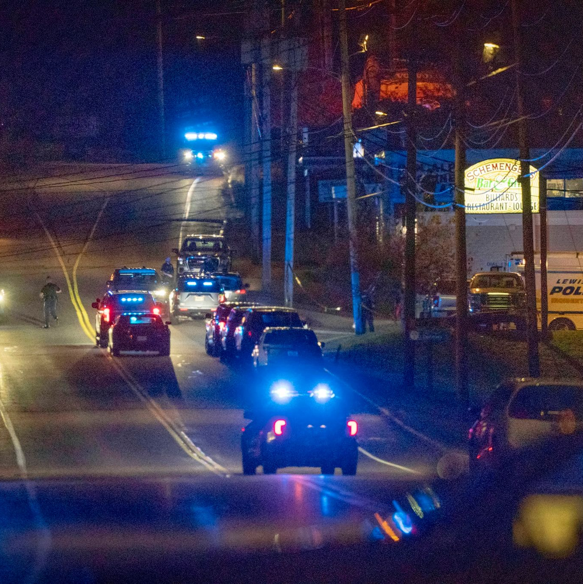 Die Polizei rückt in Lewiston, Maine, an. - Foto: Robert F. Bukaty/AP/dpa
