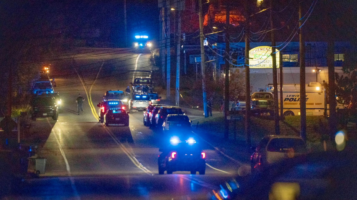 Die Polizei rückt in Lewiston, Maine, an. - Foto: Robert F. Bukaty/AP/dpa