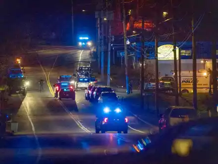 Die Polizei rückt in Lewiston, Maine, an. - Foto: Robert F. Bukaty/AP/dpa