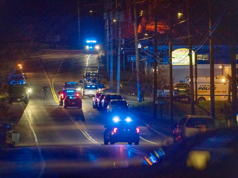 Die Polizei rückt in Lewiston, Maine, an. - Foto: Robert F. Bukaty/AP/dpa
