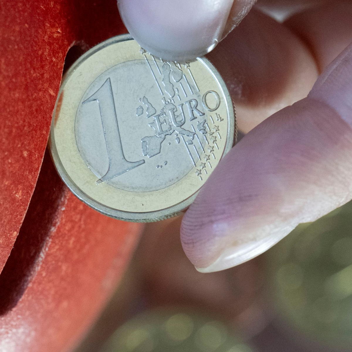 Frühes Sparen für die Kinder lohnt sich - es gibt aber bessere Wege als das Sparschwein (Archivbild) - Foto: Hendrik Schmidt/dpa