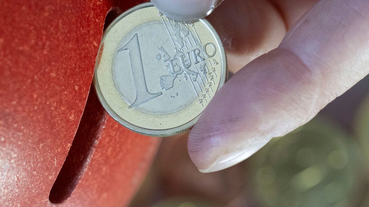 Vielen Menschen halten Sparen zurzeit für ratsam.  - Foto: Hendrik Schmidt/dpa