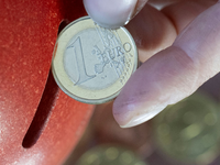 Wieder schlechtere Zeiten für Sparerinnen und Sparer (Symbolbild) - Foto: Hendrik Schmidt/dpa