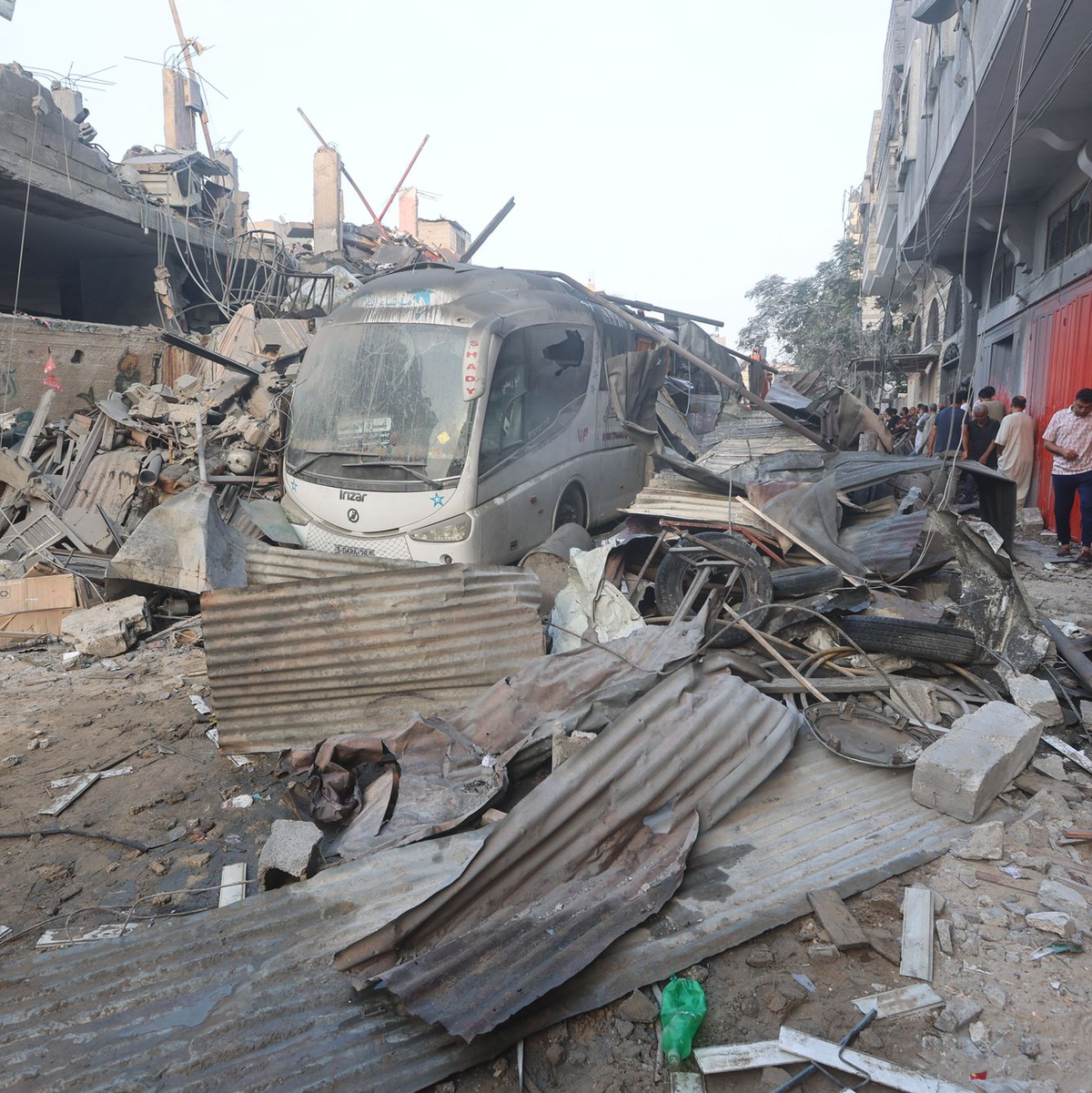 Eine palästinensische Frau geht durch die Trümmer eines Gebäudes, das bei einem israelischen Luftangriff im Gazastreifen getroffen wurde. - Foto: Ahmed Zakot/SOPA Images via ZUMA Press Wire/dpa