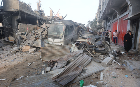 Eine palästinensische Frau geht durch die Trümmer eines Gebäudes, das bei einem israelischen Luftangriff im Gazastreifen getroffen wurde. - Foto: Ahmed Zakot/SOPA Images via ZUMA Press Wire/dpa