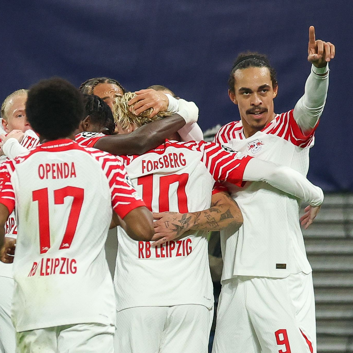 FLeipzigs Spieler um Yussuf Poulsen (r) jubeln nach Raums Treffer zum 1:0. - Foto: Jan Woitas/dpa