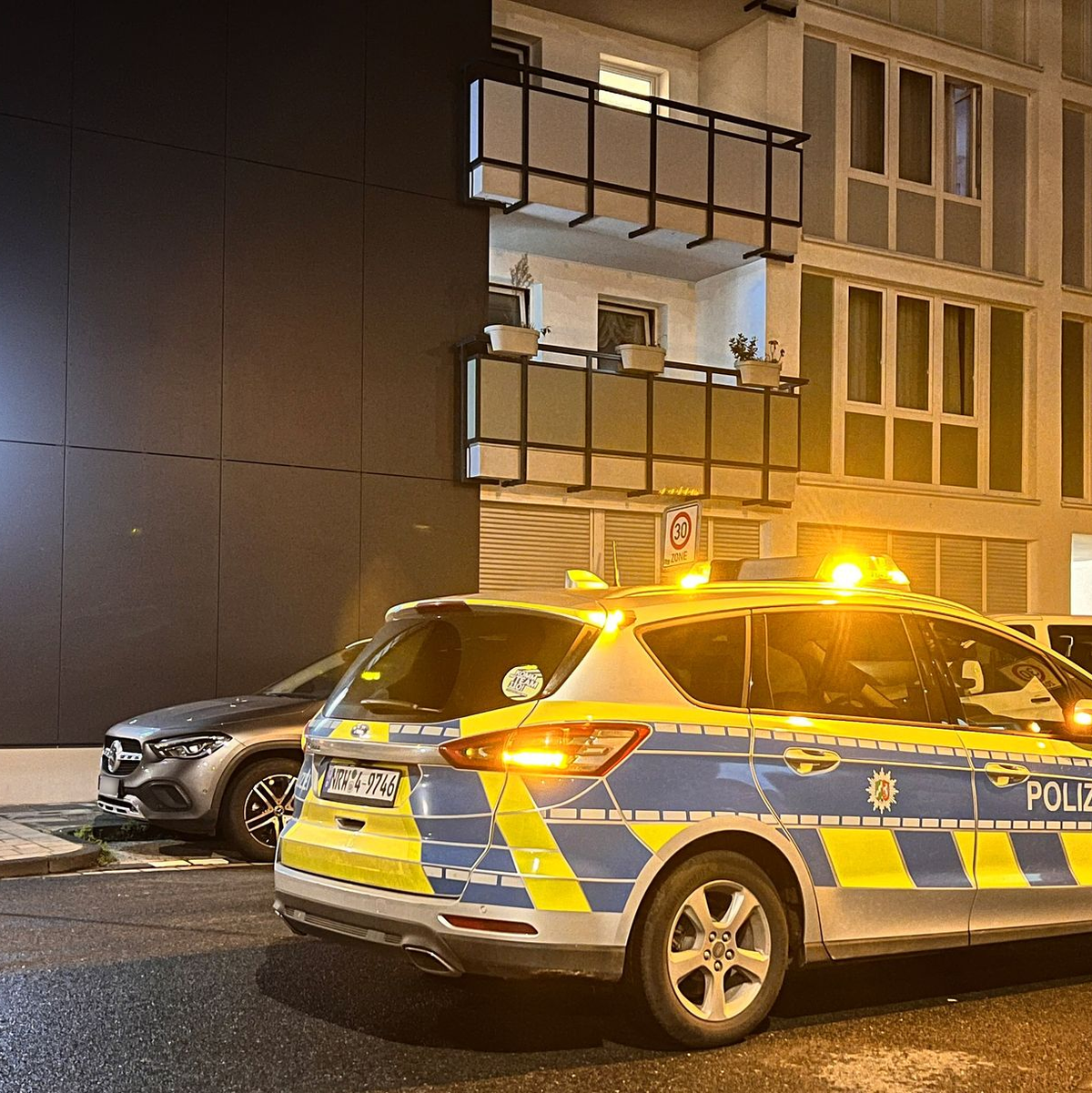 Die Polizei im Einsatz in einem Haus in Duisburg. - Foto: M. Weber/WTVnews UG Essen/dpa