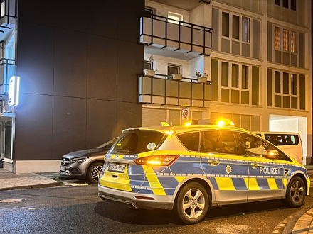 Die Polizei im Einsatz in einem Haus in Duisburg. - Foto: M. Weber/WTVnews UG Essen/dpa