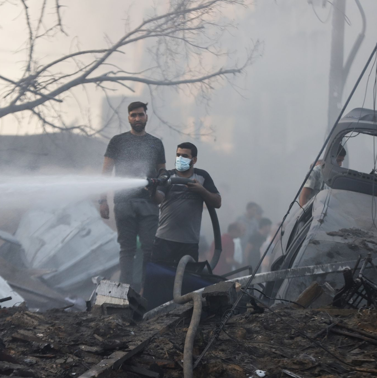 Nach einem israelischen Luftangriff auf Gaza-Stadt retten Palästinenser eine Frau aus den Trümmern eines zerstörten Gebäudes. - Foto: Mohammed Abu Elsebah/dpa