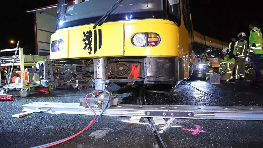 FW Dresden: Straßenbahn gleist nach Verkehrsunfall aus - Bild: presseportal.de
