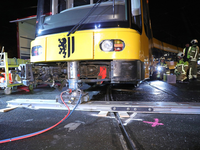 FW Dresden: Straßenbahn gleist nach Verkehrsunfall aus - Foto: presseportal.de