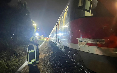 FW Bergheim: Abschlussmeldung: Kollision zwischen Regionalbahn und Erntemaschine in Bergheim - Foto: presseportal.de