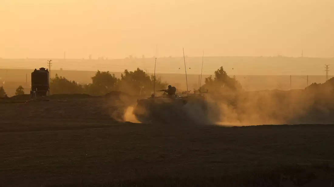 Eine israelische mobile Artillerieeinheit feuert eine Granate in Richtung Gazastreifen ab. - Bild: Tsafrir Abayov/AP/dpa