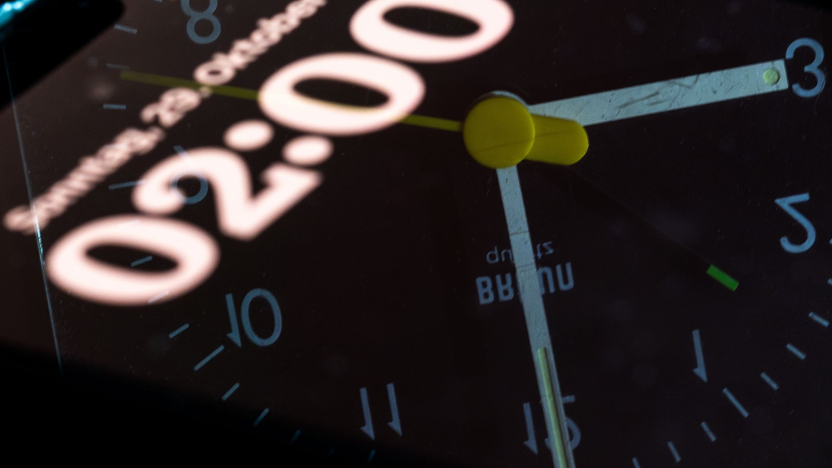 Am frühen Sonntagmorgen werden die Uhren von 3 Uhr auf 2 Uhr zurückgestellt - bei vielen digitalen Modellen passiert das ganz automatisch. - Foto: Sebastian Gollnow/dpa