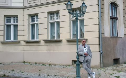Wladimir Kaminer in der Schatzkammer des Kinos: 3sat zeigt Kaminer Inside: Filmstadt Babelsberg - Foto: presseportal.de