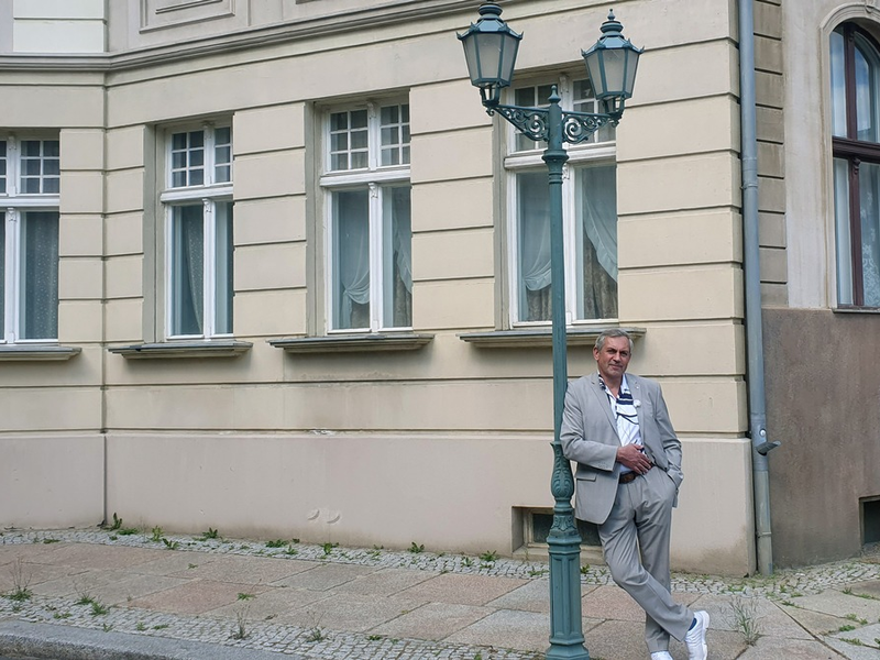 Wladimir Kaminer in der Schatzkammer des Kinos: 3sat zeigt Kaminer Inside: Filmstadt Babelsberg - Foto: presseportal.de