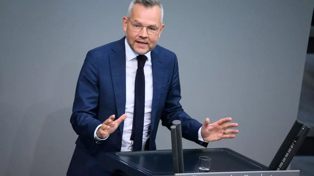 Michael Roth sitzt seit 1998 für die SPD im Bundestag. - Bild: Bernd von Jutrczenka/dpa