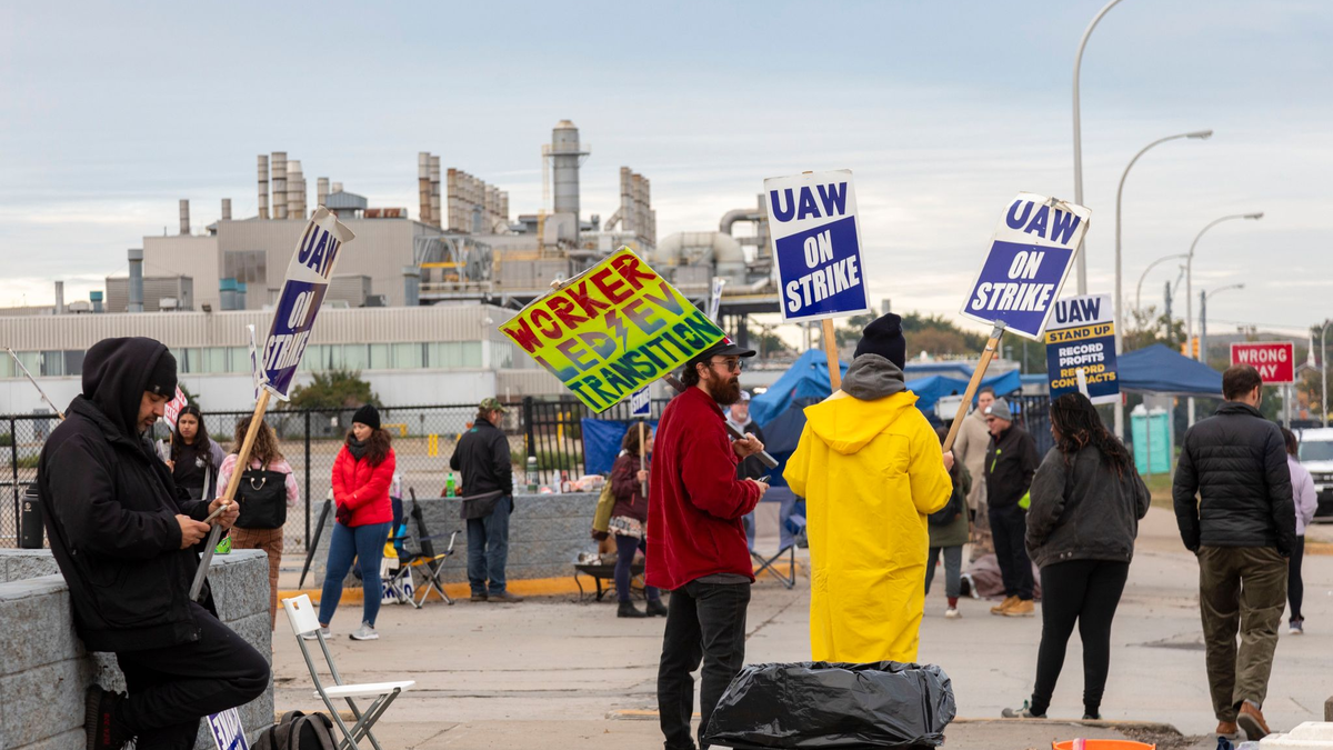 Können wieder zurück an die Arbeit gehen: Ford-Arbeiter bekommen deutlich mehr Gehalt. - Foto: Jim West/ZUMA Press Wire/dpa