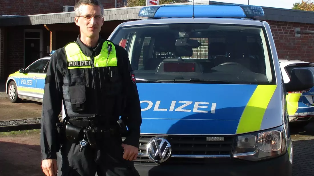 POL-ROW: ++ Community Policing bei der Rotenburger Polizei - Alexander von Buchholtz startet eigenen Account auf Facebook ++ Ohne Fahrerlaubnis, aber mit Haftbefehl ++ Einbruch in Firmencontainer ++ - Bild: presseportal.de