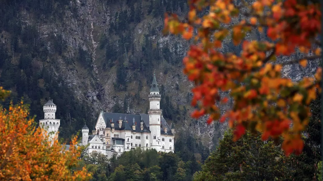 Eine Touristenattraktion als Tatort: Im Juni hatte ein Amerikaner am Schloss Neuschwanstein in Bayern zwei Touristinnen angegriffen - eine der Frauen überlebte die Attacke nicht. (Archivbild) - Bild: Karl-Josef Hildenbrand/dpa