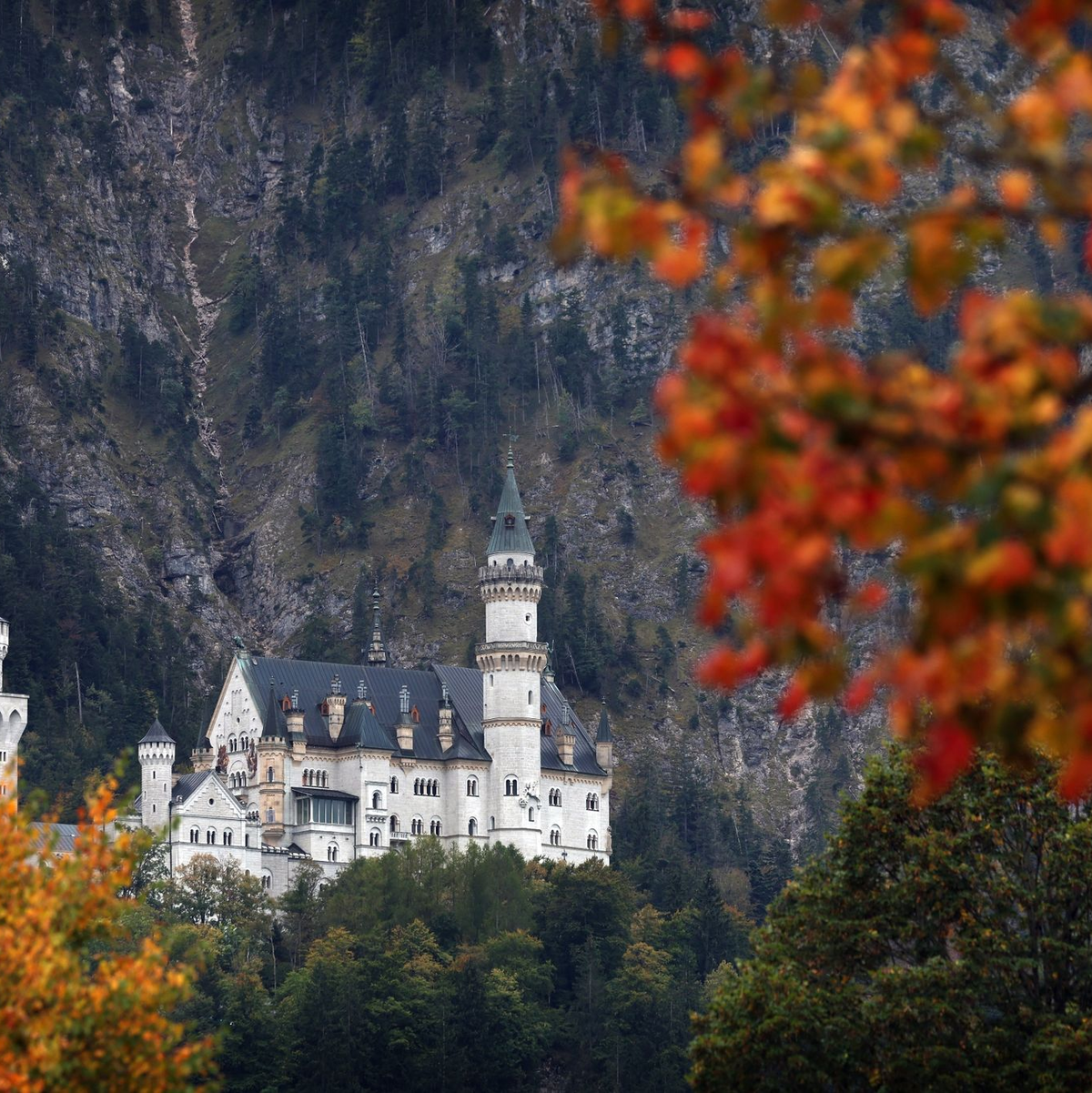 Eine Touristenattraktion als Tatort: Im Juni hatte ein Amerikaner am Schloss Neuschwanstein in Bayern zwei Touristinnen angegriffen - eine der Frauen überlebte die Attacke nicht. (Archivbild) - Foto: Karl-Josef Hildenbrand/dpa