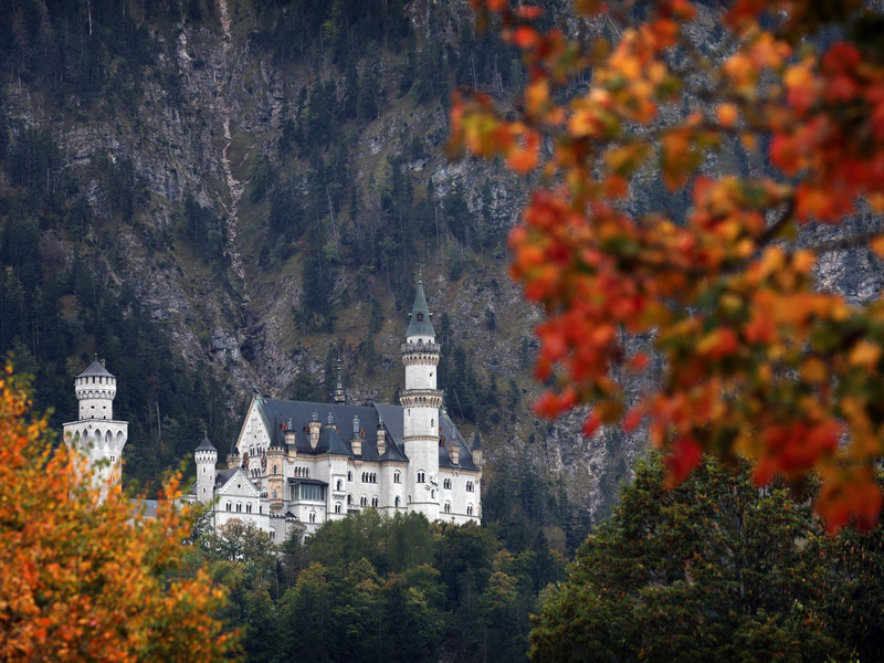 Touristen auf der Marienbrücke vor dem Schloss Neuschwanstein. - Foto: Karl-Josef Hildenbrand/dpa