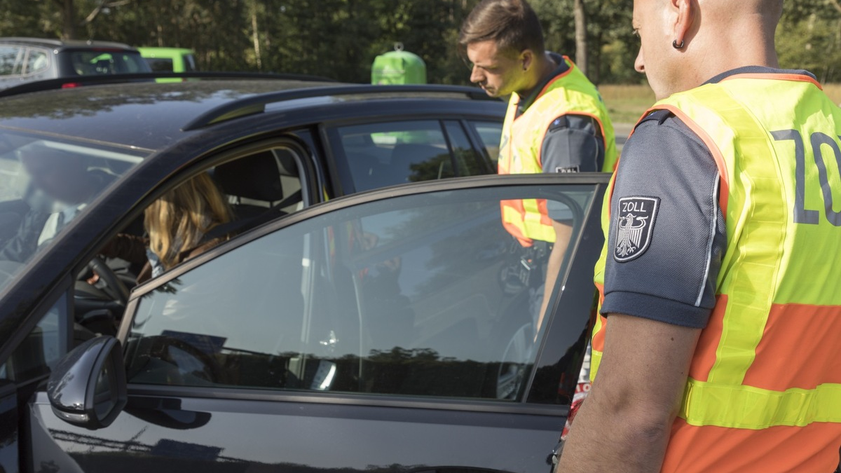 Bundespolizeidirektion München: Beihelfer muss tief in die Tasche greifen/Bundespolizei vollstreckt Haftbefehl - Foto: presseportal.de