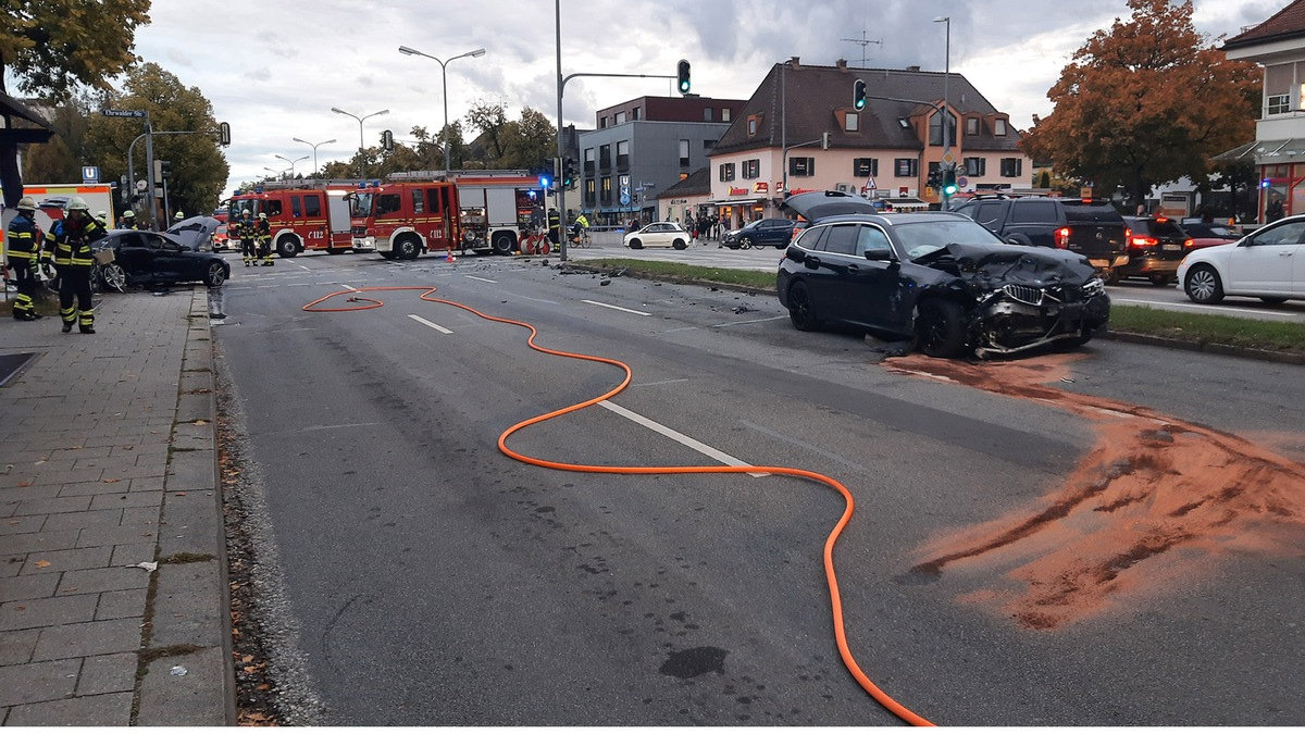 FW-M: Zusammenstoß im Kreuzungsbereich - Pkw fängt Feuer (Sendling-Westpark) - Foto: presseportal.de